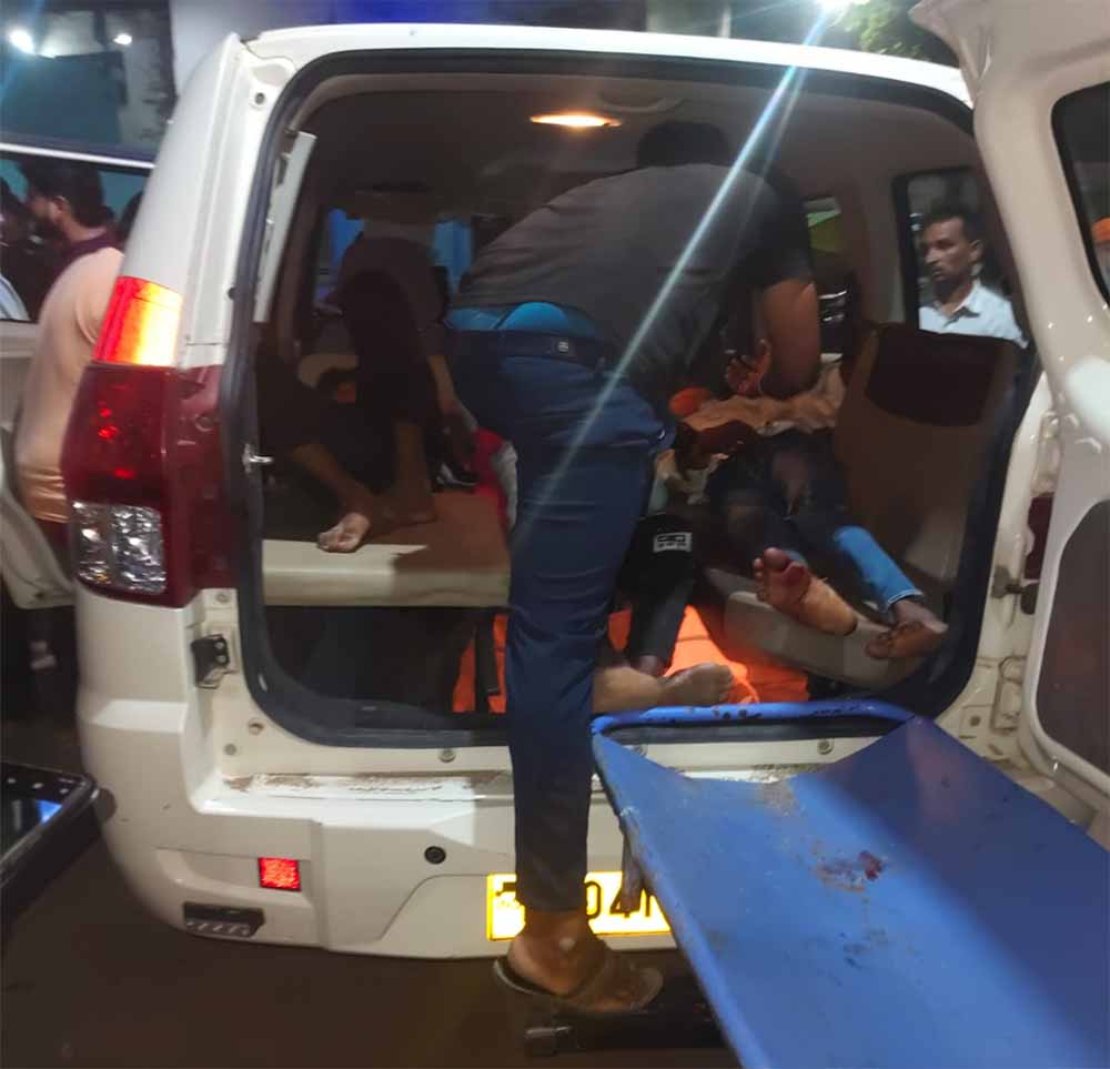 बड़वानी के डायल-112 हीरोज सड़क दुर्घटना में घायल 06 व्यक्तियों को त्वरित सहायता पहुँचाकर कराया अस्पताल में भर्ती बड़वानी के डायल-112 हीरोज सड़क दुर्घटना में घायल 06 व्यक्तियों को त्वरित सहायता पहुँचाकर कराया अस्पताल में भर्ती