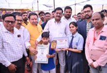 मंत्री दयाल दास बघेल ने बाल वैज्ञानिक सृष्टि और पीयूष को किया सम्मानित मांडल राष्ट्रीय विज्ञान मेला दिल्ली के लिए चयनित
