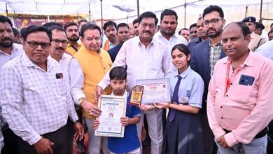 मंत्री दयाल दास बघेल ने बाल वैज्ञानिक सृष्टि और पीयूष को किया सम्मानित मांडल राष्ट्रीय विज्ञान मेला दिल्ली के लिए चयनित