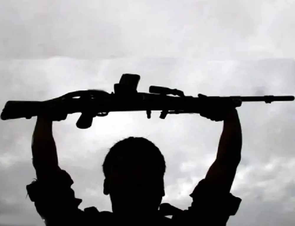 माओवादी संगठन को बड़ा झटका, 20 लाख के इनामी नरहरि और पत्नी ने किया सरेंडर माओवादी संगठन को बड़ा झटका, 20 लाख के इनामी नरहरि और पत्नी ने किया सरेंडर