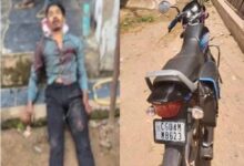 धमतरी में दर्दनाक सड़क हादसा, पिकअप के नीचे आने से बाइक सवार की मौत, VIDEO सामने आया