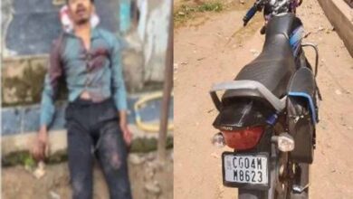 धमतरी में दर्दनाक सड़क हादसा, पिकअप के नीचे आने से बाइक सवार की मौत, VIDEO सामने आया