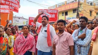 कैनाल रोड परियोजना पर बवाल, 1300 घर तोड़ने की तैयारी के खिलाफ निगम दफ्तर का घेराव