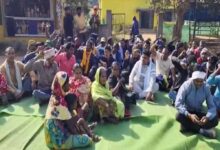 किसानों के बीच सांसद की फटकार से भड़के निरीक्षक, माइक छोड़कर बीच कार्यक्रम से निकले बाहर