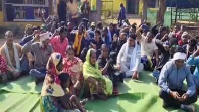 किसानों के बीच सांसद की फटकार से भड़के निरीक्षक, माइक छोड़कर बीच कार्यक्रम से निकले बाहर