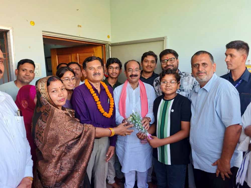 डिप्टी सीएम के सरप्राइज गिफ्ट से खिल उठी टॉपर अंशुल, 10वीं में 99% अंक से रचा कमाल