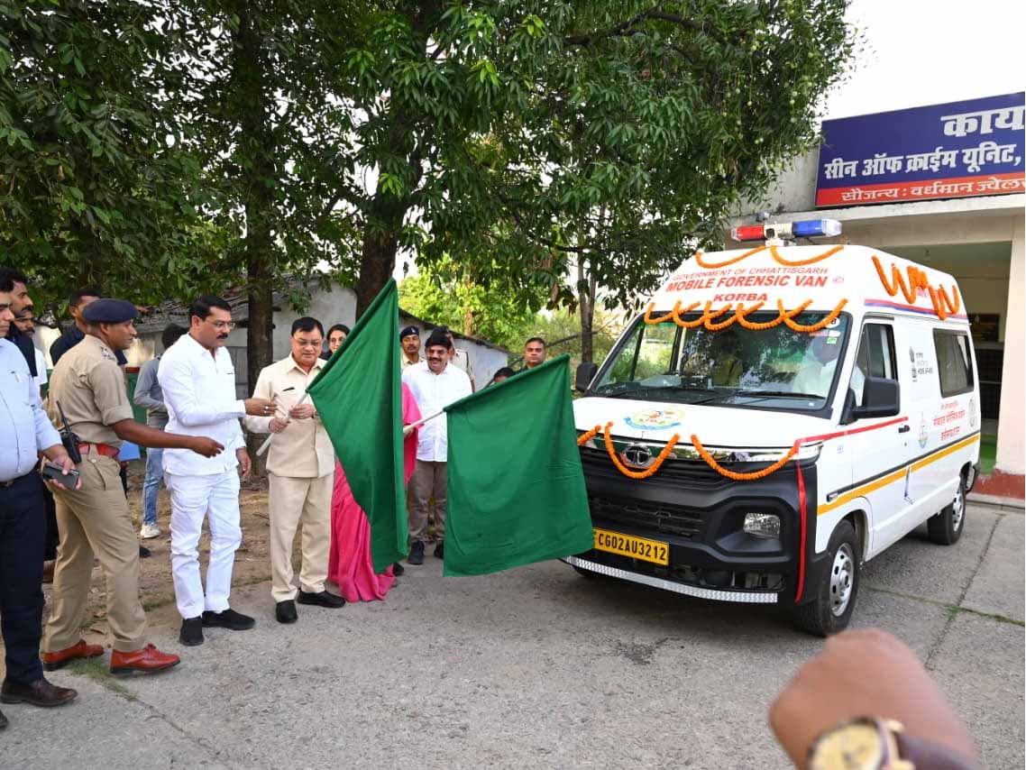 बस्तर में अपराध जांच को मिलेगी रफ्तार, मोबाइल फॉरेंसिक वैन बनी पुलिस की नई ताकत बस्तर में अपराध जांच को मिलेगी रफ्तार, मोबाइल फॉरेंसिक वैन बनी पुलिस की नई ताकत