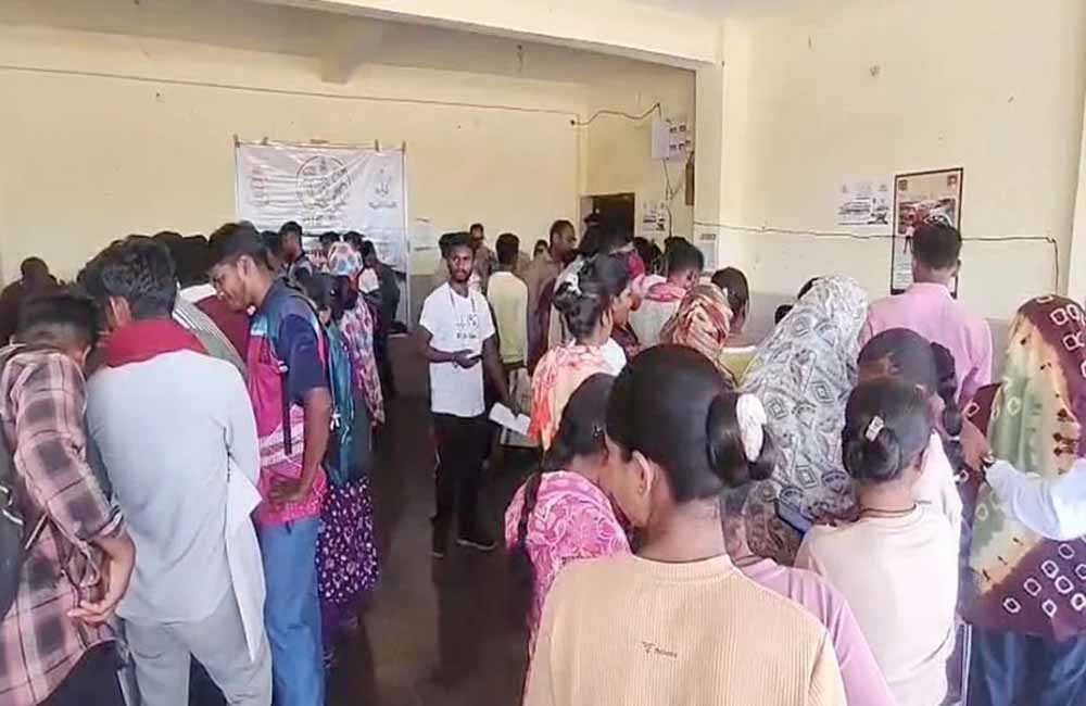 नक्सल प्रतिबंधों के बीच बदली तस्वीर, अबूझमाड़ के ग्रामीण पहली बार बनवाने पहुंचे ड्राइविंग लाइसेंस नक्सल प्रतिबंधों के बीच बदली तस्वीर, अबूझमाड़ के ग्रामीण पहली बार बनवाने पहुंचे ड्राइविंग लाइसेंस