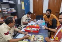 बिलासपुर में कबाड़ माफिया की VIP एंट्री! थाने में बैठकर चाय पीते तस्वीर वायरल