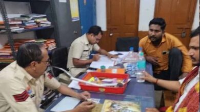 बिलासपुर में कबाड़ माफिया की VIP एंट्री! थाने में बैठकर चाय पीते तस्वीर वायरल
