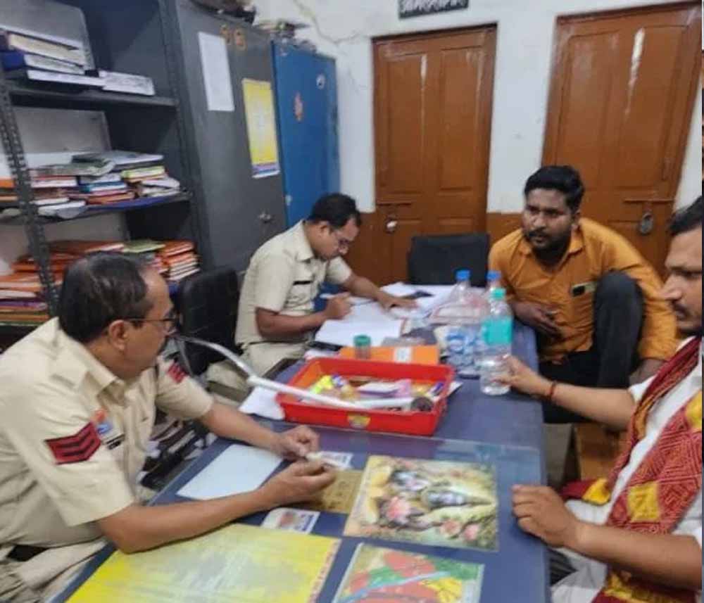 बिलासपुर में कबाड़ माफिया की VIP एंट्री! थाने में बैठकर चाय पीते तस्वीर वायरल बिलासपुर में कबाड़ माफिया की VIP एंट्री! थाने में बैठकर चाय पीते तस्वीर वायरल