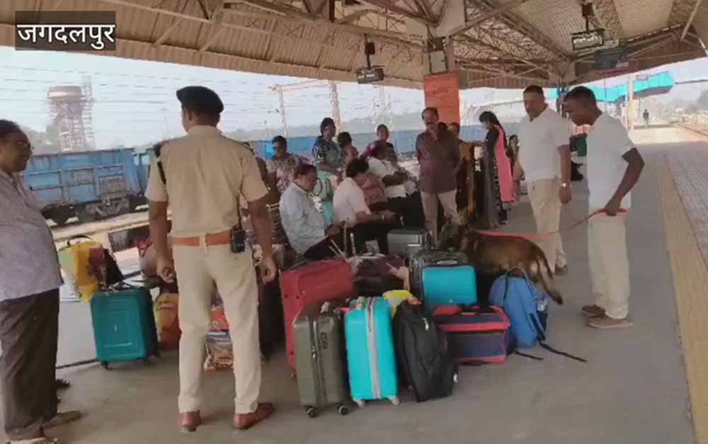 जगदलपुर रेलवे स्टेशन पर ‘शेरा’ की तैनाती, ट्रेनों में चला एंटी-सैबोटॉज और नारकोटिक्स अभियान जगदलपुर रेलवे स्टेशन पर ‘शेरा’ की तैनाती, ट्रेनों में चला एंटी-सैबोटॉज और नारकोटिक्स अभियान
