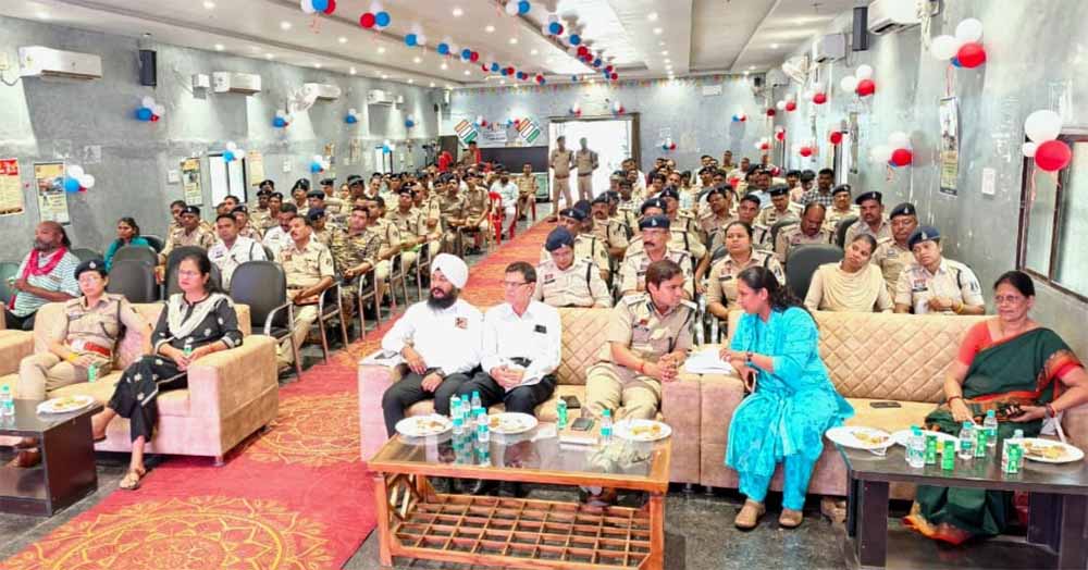 छत्तीसगढ़ पुलिस को मिली हुई अत्याधुनिक मोबाइल फॉरेंसिक वैन से लैश छत्तीसगढ़ पुलिस को मिली हुई अत्याधुनिक मोबाइल फॉरेंसिक वैन से लैश