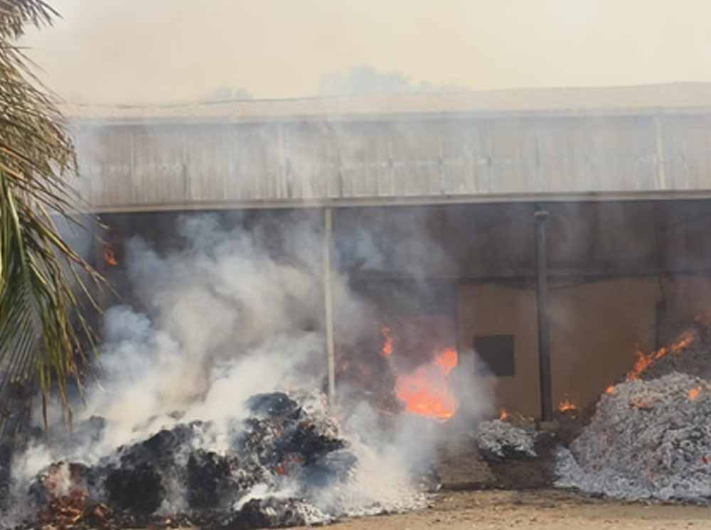 बीजापुर के बाद जगदलपुर में तेंदूपत्ता गोदाम में आग, मौके पर पहुंचीं फायर ब्रिगेड की गाड़ियां बीजापुर के बाद जगदलपुर में तेंदूपत्ता गोदाम में आग, मौके पर पहुंचीं फायर ब्रिगेड की गाड़ियां