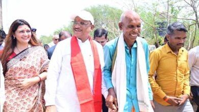 ग्रामीण के न्योते पर गृह प्रवेश करवाने पहुंचे मुख्यमंत्री साय
