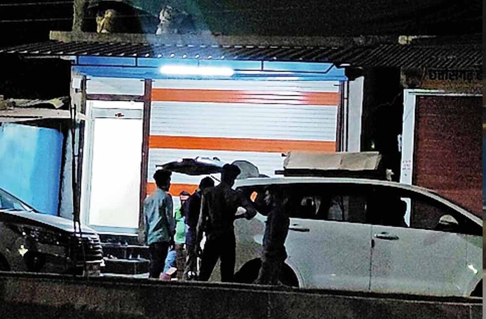 माइंस ठेकेदार के ठिकानों पर Goods and Services Tax की रेड, दो गाड़ियों में पहुंची टीम ने जब्त किए अहम दस्तावेज