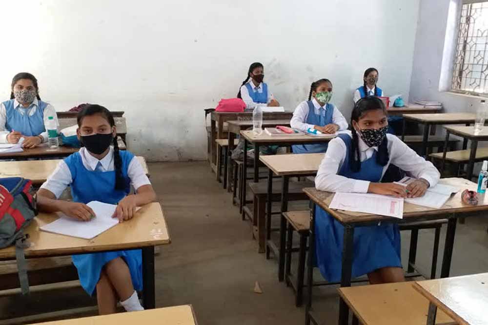 CG में बोर्ड परीक्षा में बड़ा खेल! दूसरे स्कूल के UDISE कोड पर दिलाई परीक्षा, शिक्षा विभाग घिरा CG में बोर्ड परीक्षा में बड़ा खेल! दूसरे स्कूल के UDISE कोड पर दिलाई परीक्षा, शिक्षा विभाग घिरा