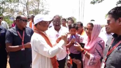 CM साय का स्नेहिल अंदाज: नन्हीं मानविका को गोद में उठाकर पहनाया चश्मा, बढ़ाया हौसला