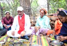 सीएम साय ने निर्माणाधीन पंचायत भवन में श्रमिकों के साथ बैठकर खाया बोरे बासी और आमा चटनी