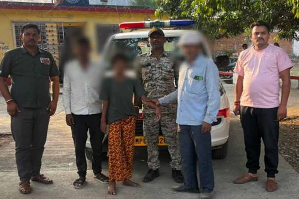 छतरपुर के डायल-112 हीरोज रास्ता भटकी मानसिक रूप से अस्वस्थ 13 वर्षीय बालिका को सुरक्षित परिजनों से मिलाया छतरपुर के डायल-112 हीरोज रास्ता भटकी मानसिक रूप से अस्वस्थ 13 वर्षीय बालिका को सुरक्षित परिजनों से मिलाया