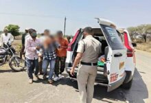 रतलाम के डायल-112 हीरोज सड़क हादसे में घायल हुए तीन लोगों को समय पर पहुँचाया अस्पताल  भोपाल   रतलाम जिले के थाना रिंगनोद क्षेत्र मेंडायल-112 जवानों की त्वरित प्रतिक्रिया और संवेदनशील कार्यवाहीसे सड़क दुर्घटना में गंभीर रूप से घायल तीन व्यक्तियों को समय पर अस्पताल पहुँचाकर उपचार दिलाया गया। समय पर मिली सहायता से घायलों को शीघ्र चिकित्सा सुविधा उपलब्ध हो सकी।  07 मई को सुबह राज्य स्तरीय पुलिस कंट्रोल रूम डायल-112 भोपाल को सूचना प्राप्त हुई कि थाना रिंगनोद क्षेत्र अंतर्गतबिनोलीफंटा रोडपर दो मोटर साइकिलों की आमने-सामने से टक्कर हो गई है, जिसमें तीन व्यक्ति गंभीर रूप से घायल हो गए हैं। तत्काल पुलिस सहायता की आवश्यकता है। सूचना मिलते ही रिंगनोद थाना क्षेत्र में तैनात डायल-112 एफआरव्ही वाहन को तुरंत घटनास्थल के लिए रवाना किया गया।  डायल 112 स्‍टॉफआरक्षक  चंद्रपाल सिंह एवं पायलट  मंगलेश्वर सूर्यवंशीने मौके पर पहुँचकरपाया कि मोटरसाइकिल दुर्घटना में तीन लोग गंभीर रूप से घायल हो गए थे। डायल-112 जवानों ने बिना समय गंवाए सभी घायलों कोएफआरव्ही वाहनकी सहायता से तत्कालशासकीय अस्पताल जावरापहुँचाया।डायल-112 जवानों की तत्परता से घायलों को समय पर उपचार मिल सका।  डायल 112 हीरोजश्रृंखला के अंतर्गत यह घटना दर्शाती है कि मध्यप्रदेश पुलिस की डायल-112 सेवा हर आपात परिस्थिति में त्वरित सहायता, संवेदनशीलता और जनसेवा की भावना के साथ आमजन के लिए सदैव सक्रिय और प्रतिबद्ध है।