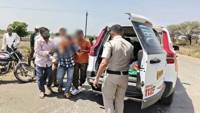 रतलाम के डायल-112 हीरोज सड़क हादसे में घायल हुए तीन लोगों को समय पर पहुँचाया अस्पताल  भोपाल   रतलाम जिले के थाना रिंगनोद क्षेत्र मेंडायल-112 जवानों की त्वरित प्रतिक्रिया और संवेदनशील कार्यवाहीसे सड़क दुर्घटना में गंभीर रूप से घायल तीन व्यक्तियों को समय पर अस्पताल पहुँचाकर उपचार दिलाया गया। समय पर मिली सहायता से घायलों को शीघ्र चिकित्सा सुविधा उपलब्ध हो सकी।  07 मई को सुबह राज्य स्तरीय पुलिस कंट्रोल रूम डायल-112 भोपाल को सूचना प्राप्त हुई कि थाना रिंगनोद क्षेत्र अंतर्गतबिनोलीफंटा रोडपर दो मोटर साइकिलों की आमने-सामने से टक्कर हो गई है, जिसमें तीन व्यक्ति गंभीर रूप से घायल हो गए हैं। तत्काल पुलिस सहायता की आवश्यकता है। सूचना मिलते ही रिंगनोद थाना क्षेत्र में तैनात डायल-112 एफआरव्ही वाहन को तुरंत घटनास्थल के लिए रवाना किया गया।  डायल 112 स्‍टॉफआरक्षक  चंद्रपाल सिंह एवं पायलट  मंगलेश्वर सूर्यवंशीने मौके पर पहुँचकरपाया कि मोटरसाइकिल दुर्घटना में तीन लोग गंभीर रूप से घायल हो गए थे। डायल-112 जवानों ने बिना समय गंवाए सभी घायलों कोएफआरव्ही वाहनकी सहायता से तत्कालशासकीय अस्पताल जावरापहुँचाया।डायल-112 जवानों की तत्परता से घायलों को समय पर उपचार मिल सका।  डायल 112 हीरोजश्रृंखला के अंतर्गत यह घटना दर्शाती है कि मध्यप्रदेश पुलिस की डायल-112 सेवा हर आपात परिस्थिति में त्वरित सहायता, संवेदनशीलता और जनसेवा की भावना के साथ आमजन के लिए सदैव सक्रिय और प्रतिबद्ध है।