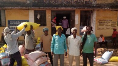किसान चोवाराम एवं बेनीराम ने खाद, बीज के वितरण की व्यवस्था की सराहना की किसान चोवाराम एवं बेनीराम ने खाद, बीज के वितरण की व्यवस्था की सराहना की