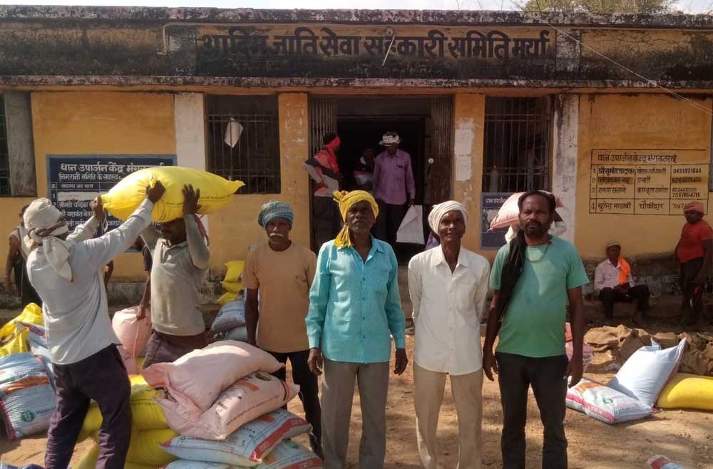 किसान चोवाराम एवं बेनीराम ने खाद, बीज के वितरण की व्यवस्था की सराहना की