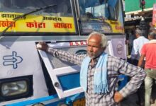 राजगढ़ में अनाज गायब होने पर मजदूर का हंगामा, सड़क पर धरने पर बैठकर रोकी बस