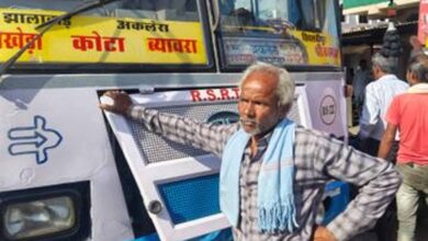 राजगढ़ में अनाज गायब होने पर मजदूर का हंगामा, सड़क पर धरने पर बैठकर रोकी बस