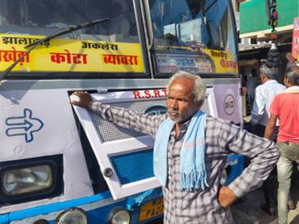 राजगढ़ में अनाज गायब होने पर मजदूर का हंगामा, सड़क पर धरने पर बैठकर रोकी बस