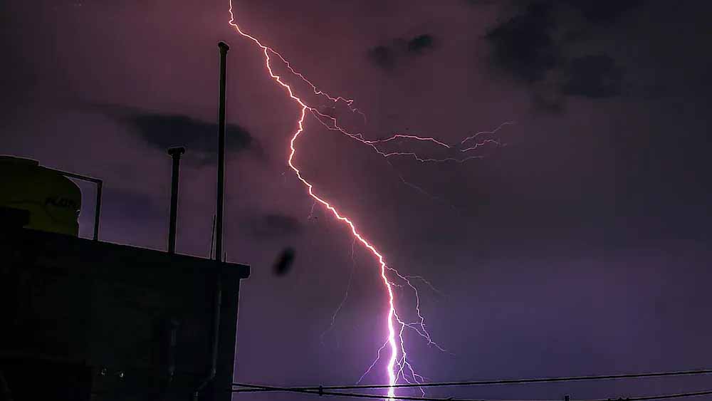 अनूपपुर में आकाशीय बिजली का कहर, भंडारा से लौट रहे तीन लोग चपेट में आए; युवती समेत दो की मौत अनूपपुर में आकाशीय बिजली का कहर, भंडारा से लौट रहे तीन लोग चपेट में आए; युवती समेत दो की मौत