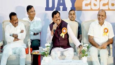 मुख्यमंत्री डॉ. यादव ने महू में विद्यार्थियों को प्लेसमेंट प्रमाण-पत्र किए वितरित