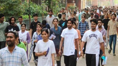 UPSC Prelims में अभ्यर्थियों की अग्निपरीक्षा! तपती जमीन पर नंगे पैर पहुंचे एग्जाम सेंटर