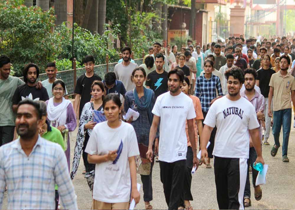 UPSC Prelims में अभ्यर्थियों की अग्निपरीक्षा! तपती जमीन पर नंगे पैर पहुंचे एग्जाम सेंटर UPSC Prelims में अभ्यर्थियों की अग्निपरीक्षा! तपती जमीन पर नंगे पैर पहुंचे एग्जाम सेंटर