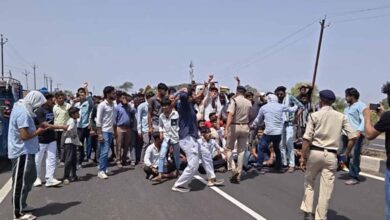सीहोर में 15 दिन की बिजली कटौती पर फूटा गुस्सा, ग्रामीणों ने किया चक्काजाम सीहोर में 15 दिन की बिजली कटौती पर फूटा गुस्सा, ग्रामीणों ने किया चक्काजाम