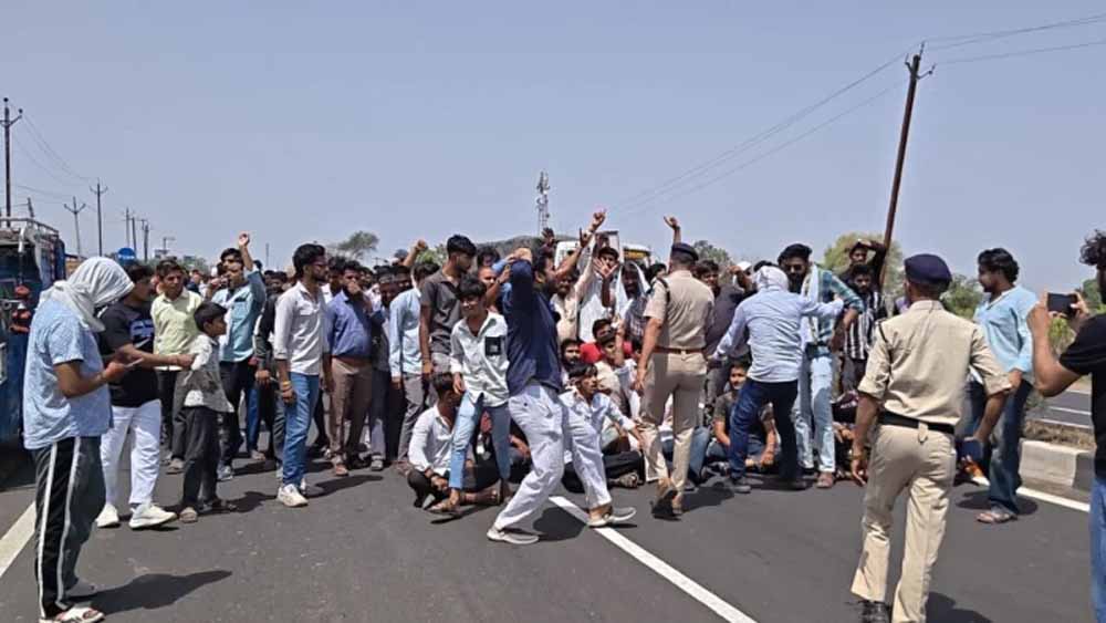 सीहोर में 15 दिन की बिजली कटौती पर फूटा गुस्सा, ग्रामीणों ने किया चक्काजाम सीहोर में 15 दिन की बिजली कटौती पर फूटा गुस्सा, ग्रामीणों ने किया चक्काजाम