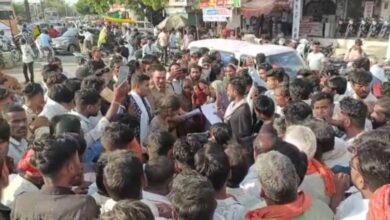 नीमच में शव रखकर ग्रामीणों का प्रदर्शन, 4 घंटे तक सड़क जाम नीमच में शव रखकर ग्रामीणों का प्रदर्शन, 4 घंटे तक सड़क जाम