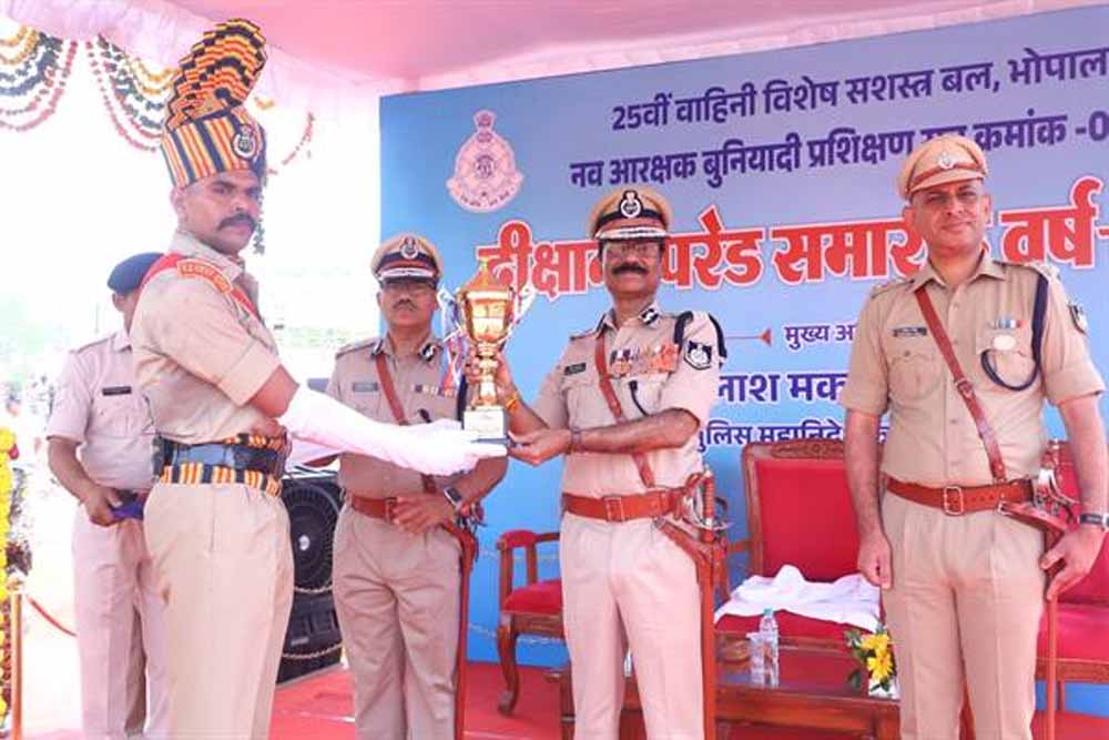 डीजीपी कैलाश मकवाणा के मुख्य आतिथ्य में विशेष सशस्त्र बल के नव आरक्षकों का दीक्षांत समारोह आयोजित डीजीपी कैलाश मकवाणा के मुख्य आतिथ्य में विशेष सशस्त्र बल के नव आरक्षकों का दीक्षांत समारोह आयोजित