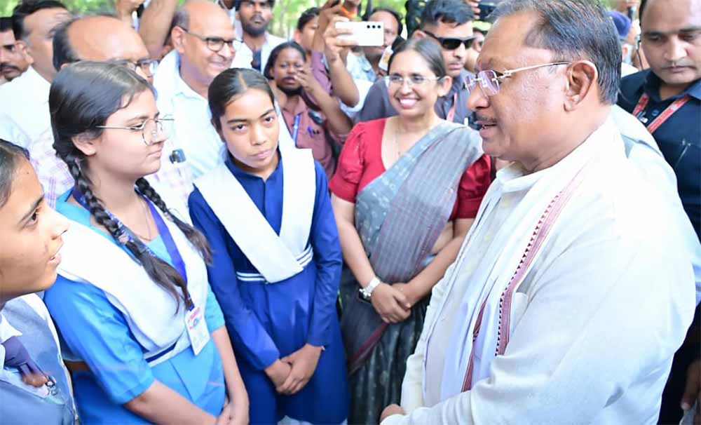 मुख्यमंत्री विष्णु देव साय ने ‘कामयाबी वेन’ को दिखाई हरी झंडी : दूरस्थ गांवों के विद्यार्थियों तक पहुंचेगी डिजिटल शिक्षा की नई रोशनी मुख्यमंत्री विष्णु देव साय ने ‘कामयाबी वेन’ को दिखाई हरी झंडी : दूरस्थ गांवों के विद्यार्थियों तक पहुंचेगी डिजिटल शिक्षा की नई रोशनी