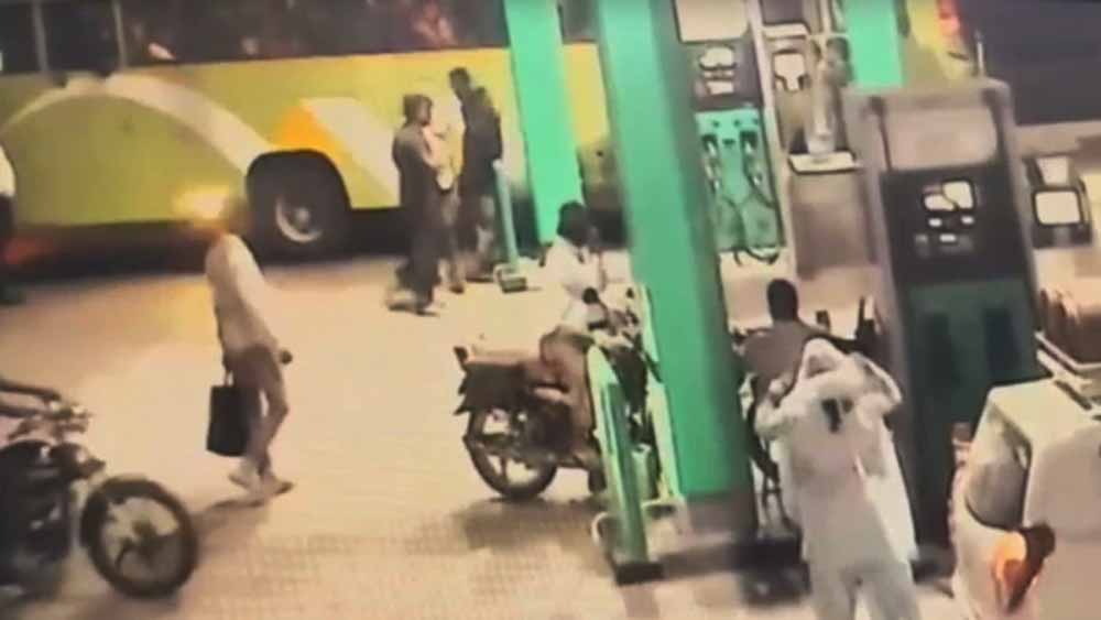 खंडवा के पेट्रोल पंप पर गुंडागर्दी, कर्मचारी से मारपीट