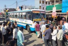 “मेरा गेहूं लौटाओ…” 40 किलो अनाज गायब होने पर सड़क पर बैठा मजदूर, बस रोककर किया हंगामा