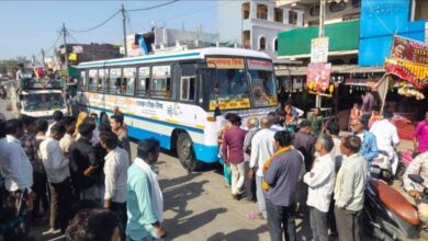 “मेरा गेहूं लौटाओ…” 40 किलो अनाज गायब होने पर सड़क पर बैठा मजदूर, बस रोककर किया हंगामा