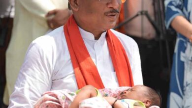 एक माह के शिशु को CM ने दिया नाम—‘रविशंकर’, खुशियों से झूम उठा गांव एक माह के शिशु को CM ने दिया नाम—‘रविशंकर’, खुशियों से झूम उठा गांव