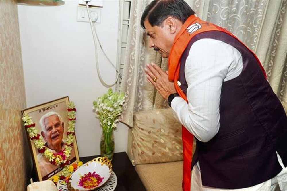 मुख्यमंत्री डॉ. यादव ने स्व. दादा असीम बनर्जी को दी श्रद्धांजलि