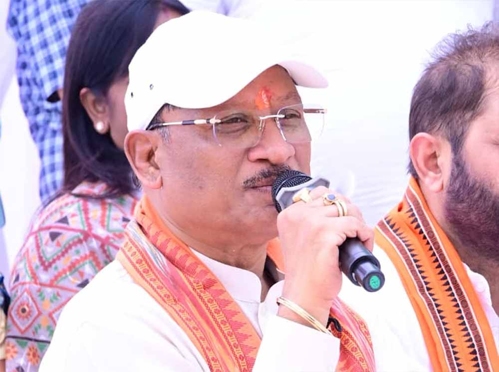 सरगुजा जिले के ग्राम सिलमा में अचानक उतरा मुख्यमंत्री  साय का हेलीकॉप्टर