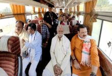 मंत्री  टेटवाल सार्वजनिक बस से यात्रा कर अपने कार्य क्षेत्र पर पहुँचे