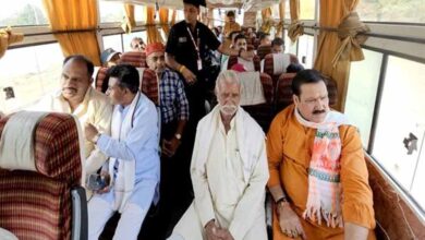 मंत्री  टेटवाल सार्वजनिक बस से यात्रा कर अपने कार्य क्षेत्र पर पहुँचे