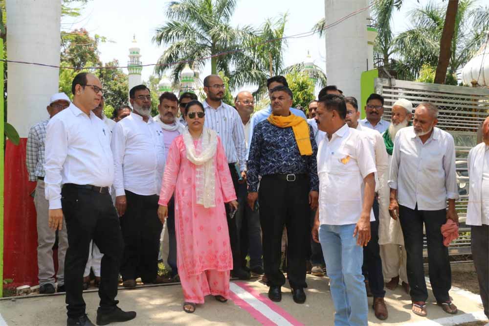 कार्यक्रम स्थल का निरीक्षण करते हुए अधिकारियों को दायित्वों का समय पूर्व निर्वहन करने के कलेक्टर ने दिए निर्देश