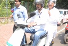 प्रधानमंत्री के आहवान पर लग्जरी कार छोड़ इलेक्ट्रिक स्कूटी से मंत्रालय पहुंचे ऊर्जा मंत्री  तोमर